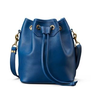 EUC NAVY JW Hulme Navy Bucket Bag